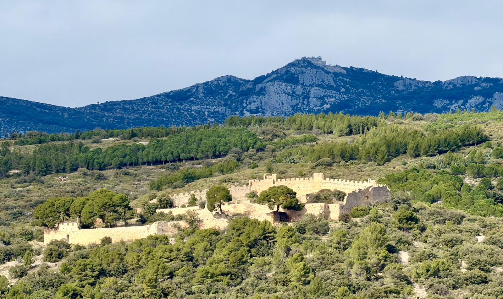 Le Castellas avec en arrière-plan les contreforts du Larzac