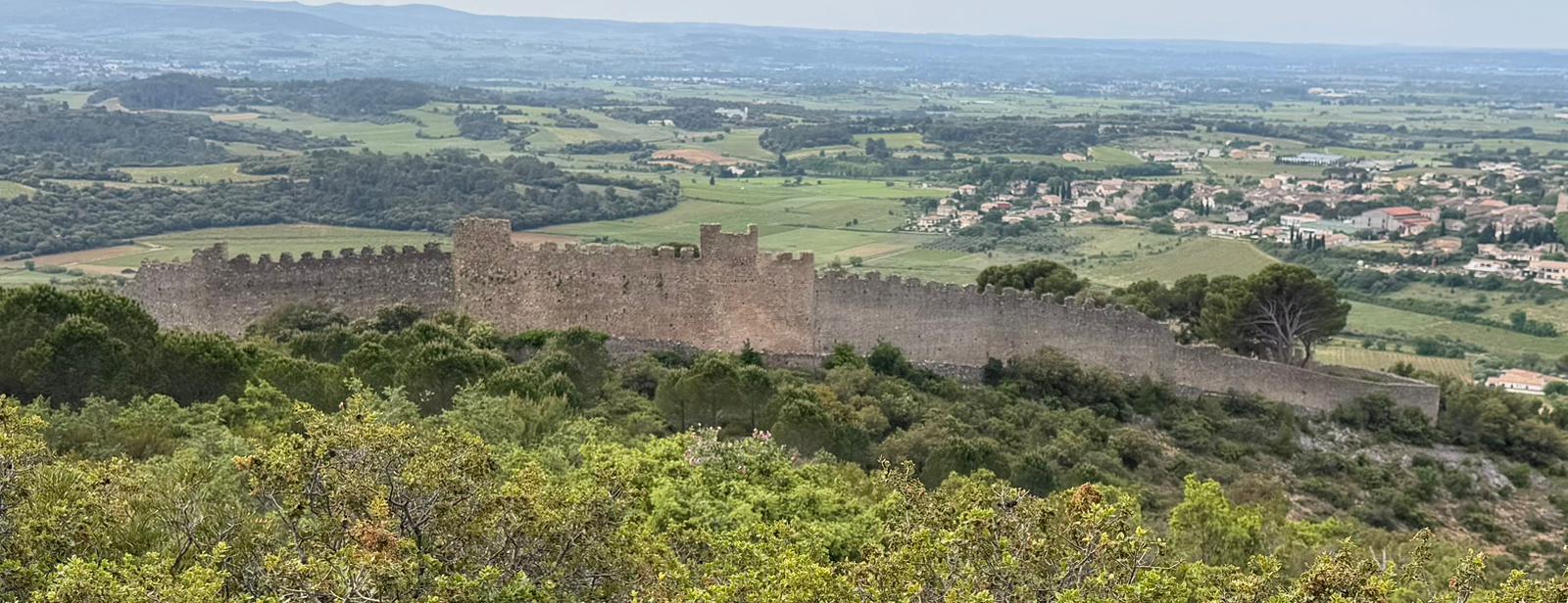 Le Castellas vu en panoramique sur la plaine de l'Hérault
