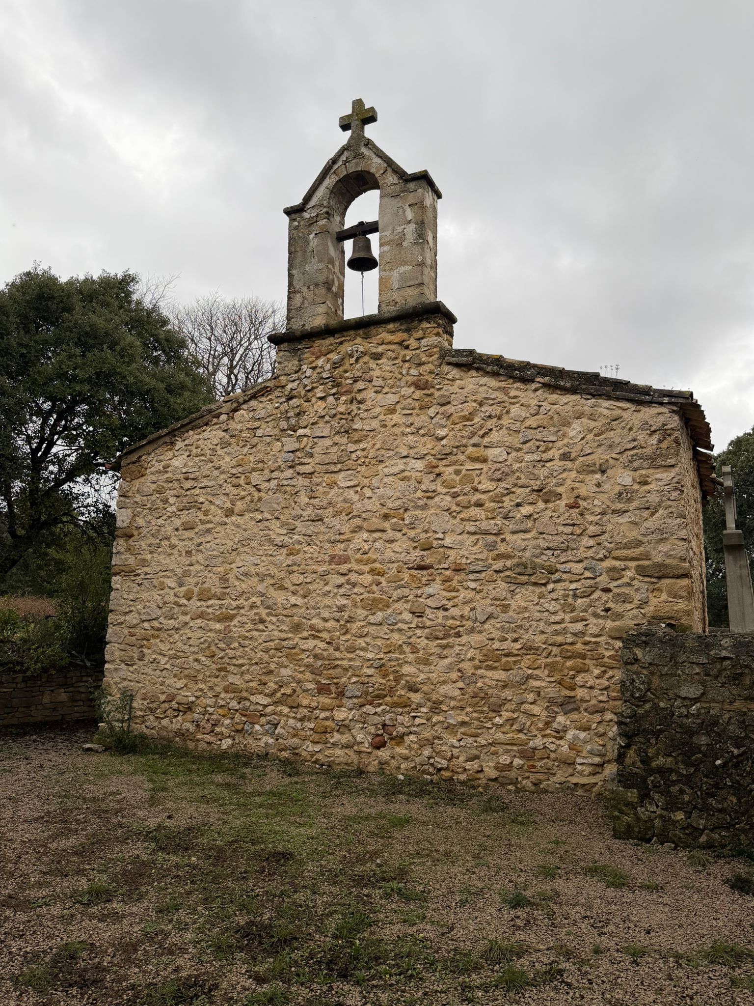 Chapelle isolée en pierre
