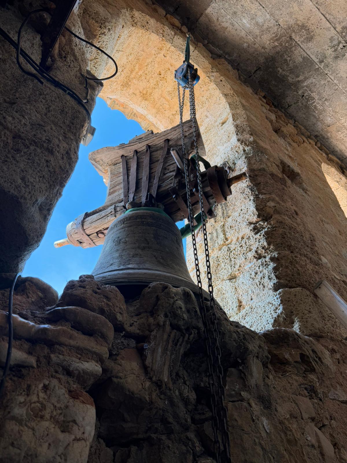 Cloche dans son clocher en travaux