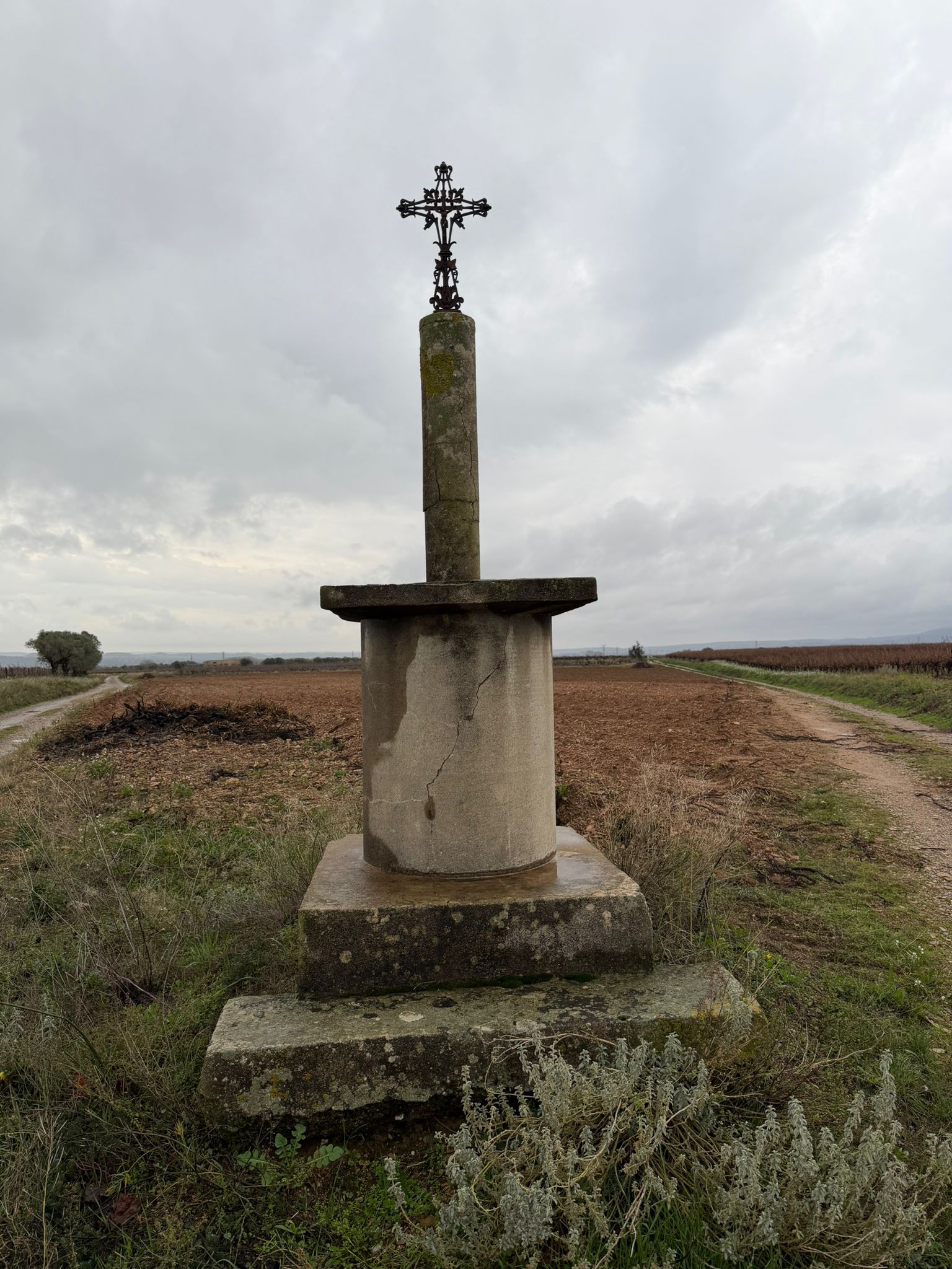 Croix de chemin en pierre dans la plaine
