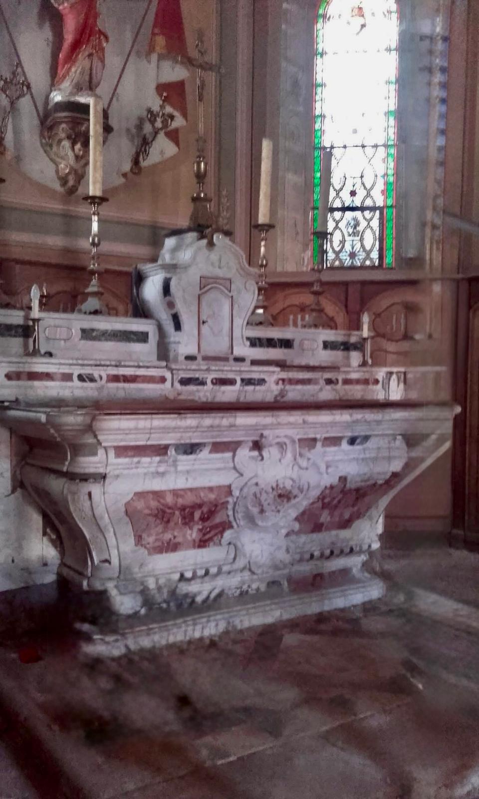 Autel ancien en marbre dans l'église
